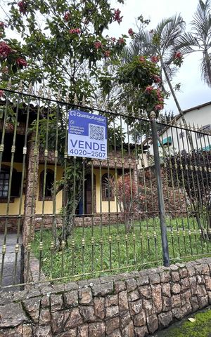 Casa à venda com 480m², 4 quartos e 2 vagasFachada + placa