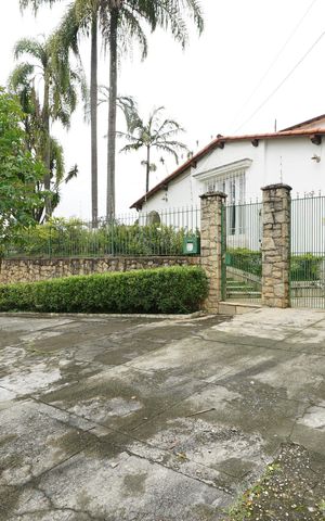 Casa para alugar com 350m², 3 quartos e 6 vagasFachada