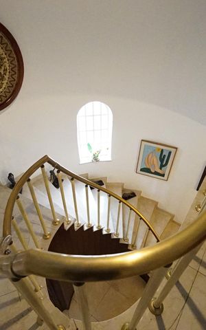 Casa para alugar com 350m², 3 quartos e 6 vagasEscada