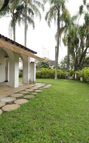 Casa para alugar com 350m², 3 quartos e 6 vagasQuintal