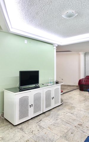Casa à venda com 134m², 2 quartos e 2 vagas Casa à venda com 134m², 2 quartos e 2 vagasSala