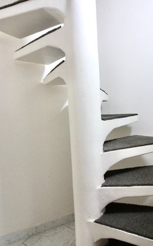 Casa à venda com 134m², 2 quartos e 2 vagas Casa à venda com 134m², 2 quartos e 2 vagasEscada
