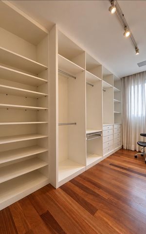 Casa de condomínio à venda com 560m², 4 quartos e 4 vagas Casa de condomínio à venda com 560m², 4 quartos e 4 vagasCloset suíte 1