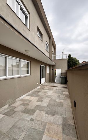 Casa de condomínio à venda com 560m², 4 quartos e 4 vagas Casa de condomínio à venda com 560m², 4 quartos e 4 vagasLateral casa
