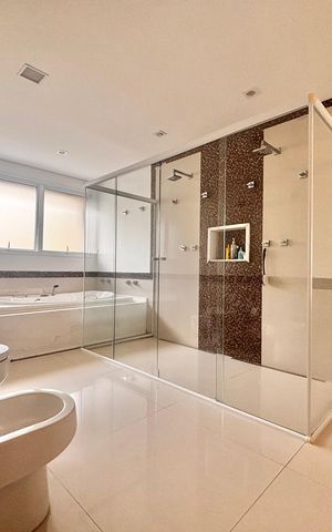 Casa de condomínio à venda com 560m², 4 quartos e 4 vagas Casa de condomínio à venda com 560m², 4 quartos e 4 vagasBanheiro suíte 1
