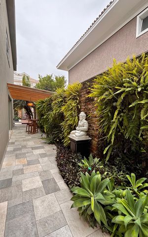 Casa de condomínio à venda com 560m², 4 quartos e 4 vagas Casa de condomínio à venda com 560m², 4 quartos e 4 vagasLateral casa