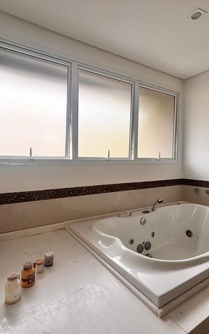 Casa de condomínio à venda com 560m², 4 quartos e 4 vagas Casa de condomínio à venda com 560m², 4 quartos e 4 vagasBanheiro suíte 1