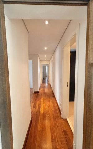 Casa de condomínio à venda com 560m², 4 quartos e 4 vagas Casa de condomínio à venda com 560m², 4 quartos e 4 vagasCorredor quartos