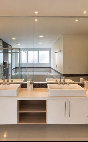 Casa de condomínio à venda com 560m², 4 quartos e 4 vagas Casa de condomínio à venda com 560m², 4 quartos e 4 vagasBanheiro suíte 1