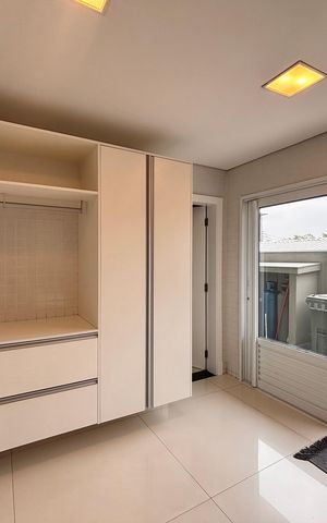 Casa de condomínio à venda com 560m², 4 quartos e 4 vagas Casa de condomínio à venda com 560m², 4 quartos e 4 vagasLavanderia