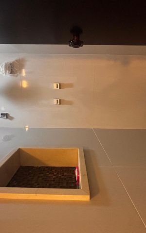 Casa de condomínio à venda com 560m², 4 quartos e 4 vagas Casa de condomínio à venda com 560m², 4 quartos e 4 vagasBanheiro