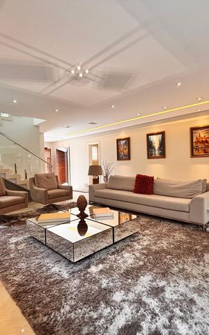 Casa de condomínio à venda com 560m², 4 quartos e 4 vagas Casa de condomínio à venda com 560m², 4 quartos e 4 vagasSala principal