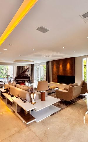 Casa de condomínio à venda com 560m², 4 quartos e 4 vagas Casa de condomínio à venda com 560m², 4 quartos e 4 vagasSala principal