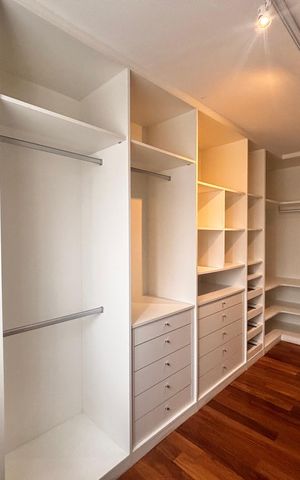 Casa de condomínio à venda com 560m², 4 quartos e 4 vagas Casa de condomínio à venda com 560m², 4 quartos e 4 vagasCloset suíte 1