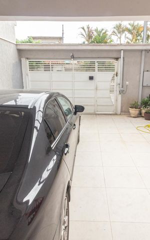 Casa à venda com 200m², 3 quartos e 4 vagas Casa à venda com 200m², 3 quartos e 4 vagasGaragem