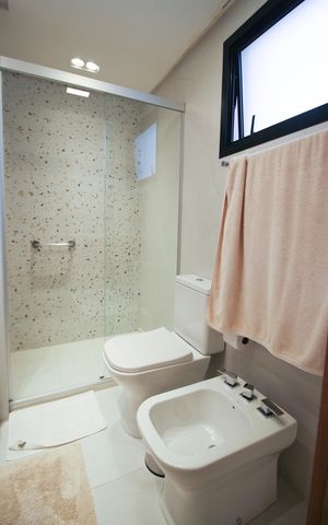 Apartamento à venda com 130m², 2 quartos e 2 vagas Apartamento à venda com 130m², 2 quartos e 2 vagasBanheiro 1 da Suíte 1