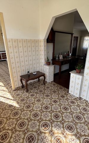 Casa à venda com 300m², 3 quartos e 2 vagas Casa à venda com 300m², 3 quartos e 2 vagasHall