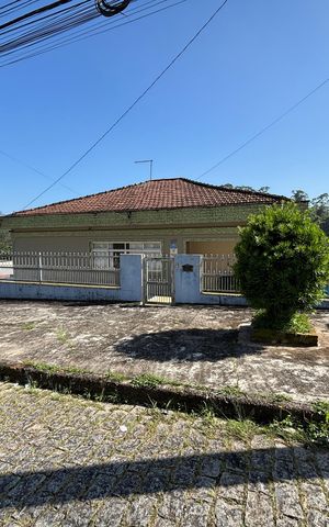Casa à venda com 300m², 3 quartos e 2 vagas Casa à venda com 300m², 3 quartos e 2 vagasFachada
