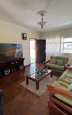 Casa à venda com 300m², 3 quartos e 2 vagas Casa à venda com 300m², 3 quartos e 2 vagasSala