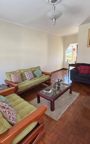 Casa à venda com 300m², 3 quartos e 2 vagas Casa à venda com 300m², 3 quartos e 2 vagasSala
