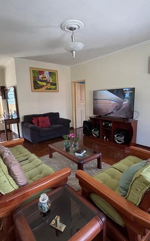 Casa à venda com 300m², 3 quartos e 2 vagas Casa à venda com 300m², 3 quartos e 2 vagasSala