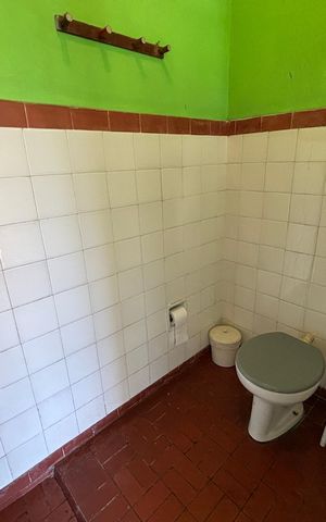 Casa à venda com 300m², 3 quartos e 2 vagas Casa à venda com 300m², 3 quartos e 2 vagasBanheiro de serviço