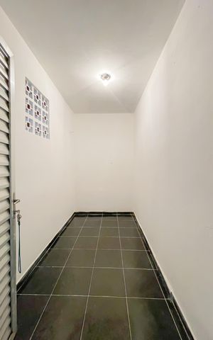Casa à venda com 250m², 6 quartos e 4 vagas Casa à venda com 250m², 6 quartos e 4 vagasEspaço Multiuso