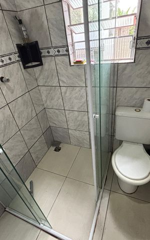 Casa à venda com 150m², 2 quartos e 7 vagasBanheiro da suite
