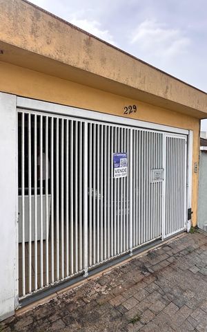 Casa à venda com 371m², 3 quartos e 2 vagas Casa à venda com 371m², 3 quartos e 2 vagasFachada