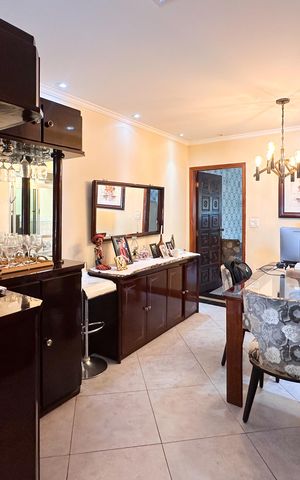 Casa à venda com 371m², 3 quartos e 2 vagas Casa à venda com 371m², 3 quartos e 2 vagasSala
