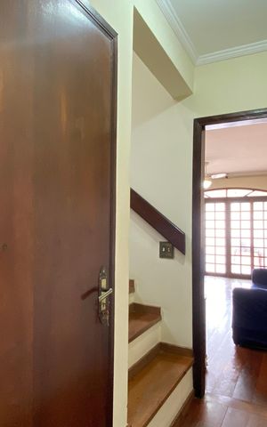 Casa para alugar com 292m², 3 quartos e 8 vagas Casa para alugar com 292m², 3 quartos e 8 vagasEscada - Sala