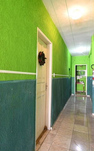 Casa à venda com 55m², 3 quartos e 2 vagasCorredor garagem