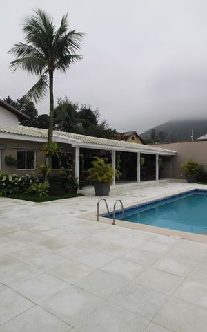 Casa à venda com 400m², 4 quartos e 4 vagasFundos