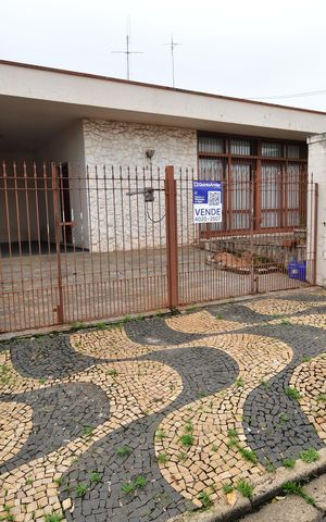 Casa à venda com 365m², 3 quartos e 2 vagasFachada / Placa