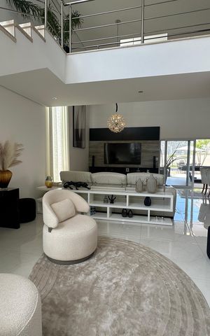 Casa de condomínio à venda com 364m², 3 quartos e 6 vagas Casa de condomínio à venda com 364m², 3 quartos e 6 vagasSala