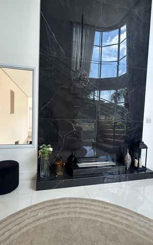 Casa de condomínio à venda com 364m², 3 quartos e 6 vagas Casa de condomínio à venda com 364m², 3 quartos e 6 vagasLareira