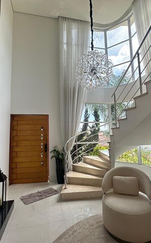 Casa de condomínio à venda com 364m², 3 quartos e 6 vagas Casa de condomínio à venda com 364m², 3 quartos e 6 vagasEscada
