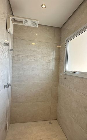 Casa de condomínio à venda com 364m², 3 quartos e 6 vagas Casa de condomínio à venda com 364m², 3 quartos e 6 vagasBanheiro da Suíte 1