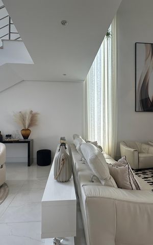 Casa de condomínio à venda com 364m², 3 quartos e 6 vagas Casa de condomínio à venda com 364m², 3 quartos e 6 vagasSala