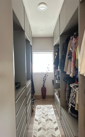 Casa de condomínio à venda com 364m², 3 quartos e 6 vagas Casa de condomínio à venda com 364m², 3 quartos e 6 vagasCloset da suíte 2