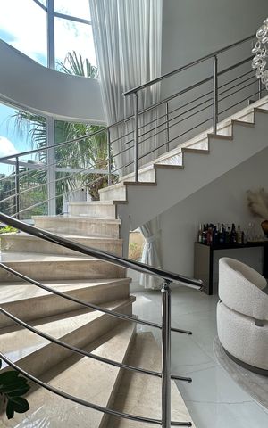 Casa de condomínio à venda com 364m², 3 quartos e 6 vagas Casa de condomínio à venda com 364m², 3 quartos e 6 vagasEscada