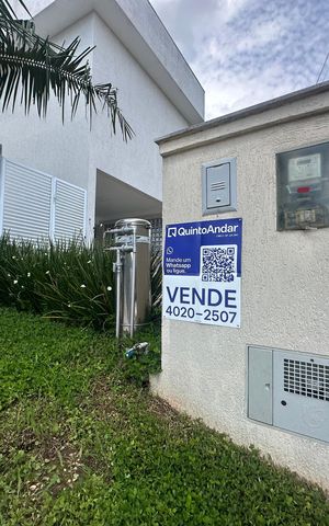 Casa de condomínio à venda com 364m², 3 quartos e 6 vagas Casa de condomínio à venda com 364m², 3 quartos e 6 vagasFachada