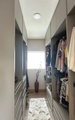 Casa de condomínio à venda com 364m², 3 quartos e 6 vagas Casa de condomínio à venda com 364m², 3 quartos e 6 vagasCloset da suíte 2