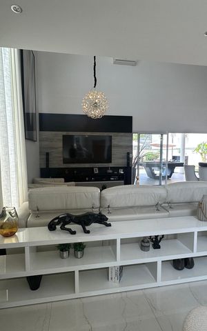 Casa de condomínio à venda com 364m², 3 quartos e 6 vagas Casa de condomínio à venda com 364m², 3 quartos e 6 vagasSala