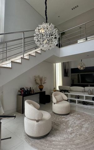 Casa de condomínio à venda com 364m², 3 quartos e 6 vagas Casa de condomínio à venda com 364m², 3 quartos e 6 vagasEscada
