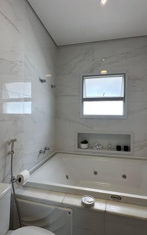 Casa de condomínio à venda com 364m², 3 quartos e 6 vagas Casa de condomínio à venda com 364m², 3 quartos e 6 vagasBanheiro da Suíte 2