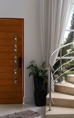 Casa de condomínio à venda com 364m², 3 quartos e 6 vagas Casa de condomínio à venda com 364m², 3 quartos e 6 vagasEscada