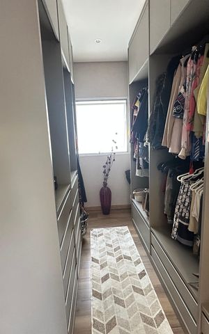 Casa de condomínio à venda com 364m², 3 quartos e 6 vagas Casa de condomínio à venda com 364m², 3 quartos e 6 vagasCloset da suíte 2