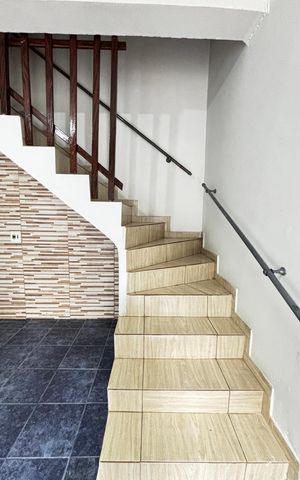 Casa para alugar com 81m², 2 quartos e 1 vaga Casa para alugar com 81m², 2 quartos e 1 vagaEscada