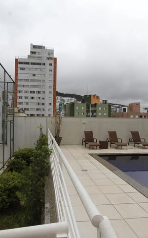 Apartamento à venda com 232m², 4 quartos e 4 vagasÁrea comum - Piscina